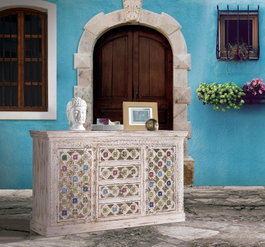 GINER Y COLOMER Buffet en bois de manguier avec détails en céramique et bronze, blanc vieilli